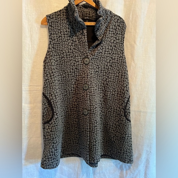 Yushi Black Sleeveless Notched Collar Tunic vest - Picture 1 of 7